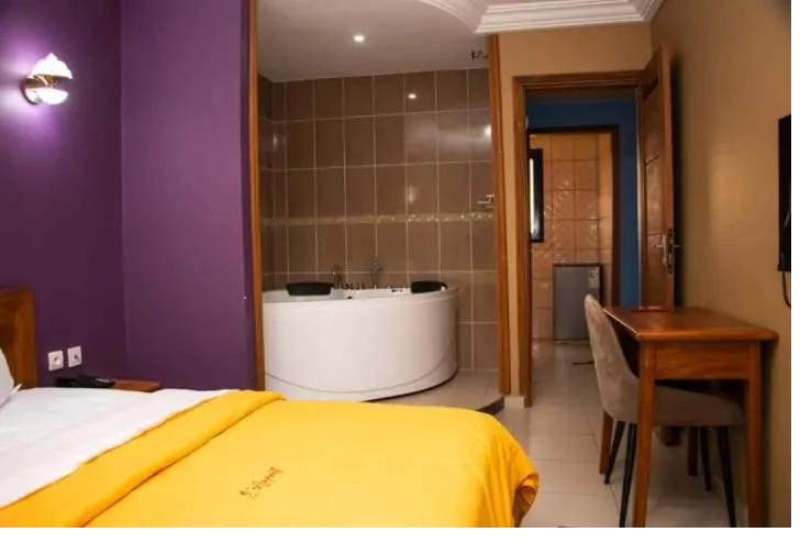 Studio avec baignoire massante intégrée et coin bureau